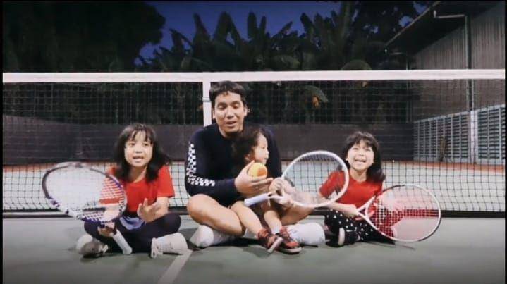 Desta dan buah hati (instagram.com/desta80s)