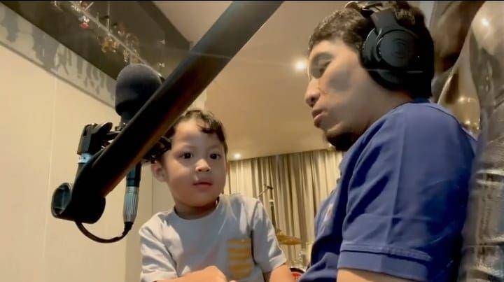 Desta dan buah hati (instagram.com/desta80s)