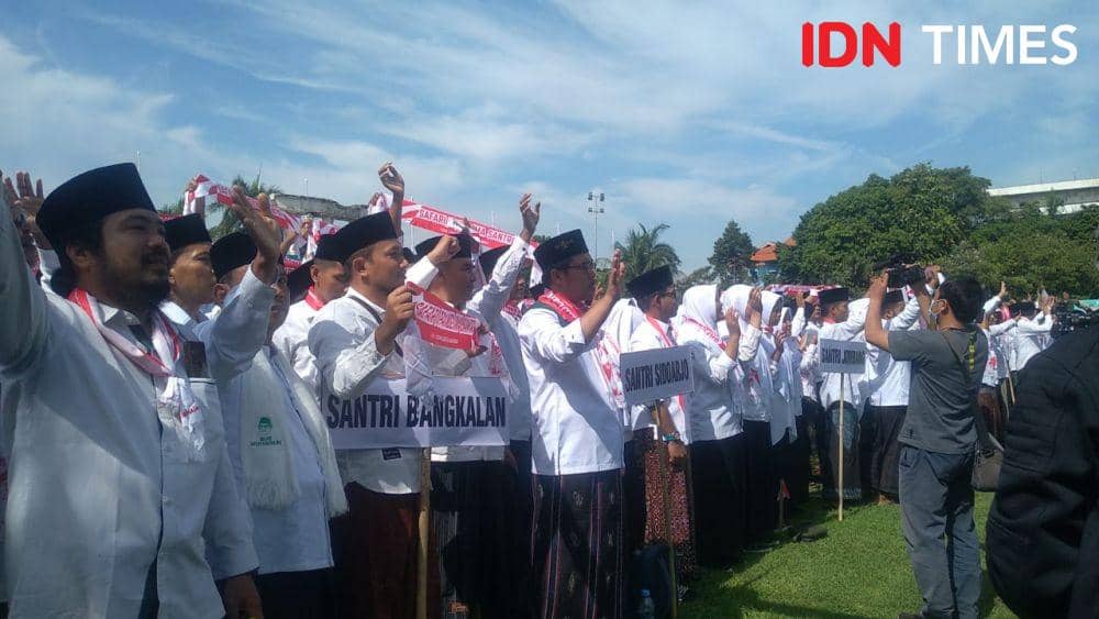 Peringatan hari santri Nasional, Gus Muhaimin mengukuhkan santri se-Jatim menjadi Laskar Santi, Sabtu (22/10/2022). (IDN Times/Khusnul Hasana)