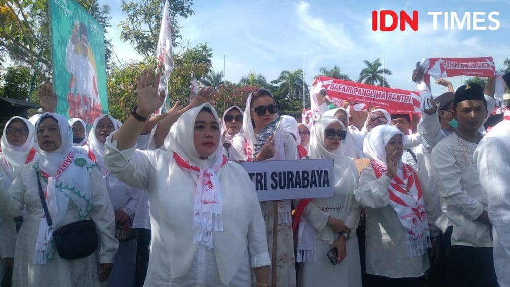Peringatan hari santri Nasional, Gus Muhaimin mengukuhkan santri se-Jatim menjadi Laskar Santi, Sabtu (22/10/2022). (IDN Times/Khusnul Hasana)