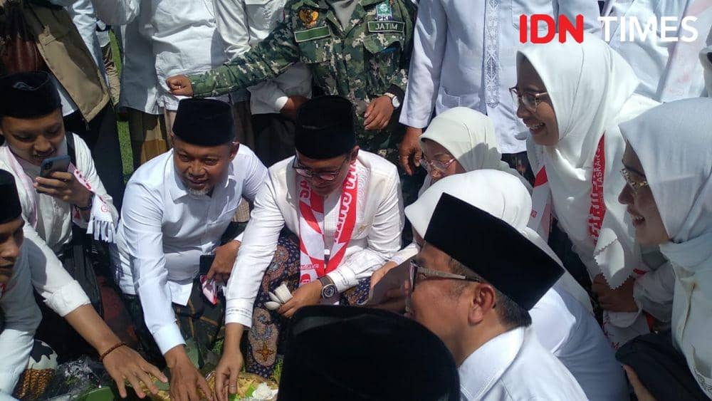 Peringatan hari santri Nasional, Cak Imin mengukuhkan santri se-Jatim menjadi Laskar Santi, Sabtu (22/10/2022). (IDN Times/Khusnul Hasana)