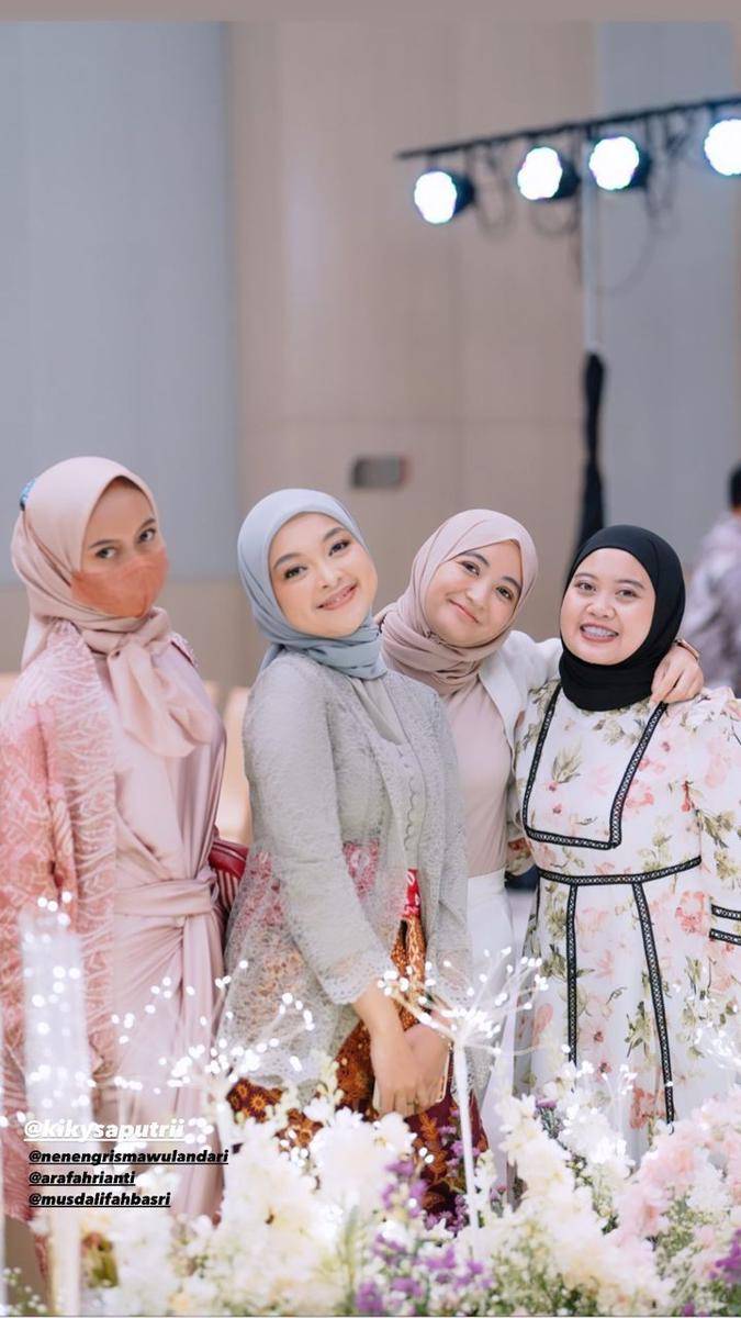 gaya artis di lamaran Kiky Saputri (instagram.com/yudaksaputra)