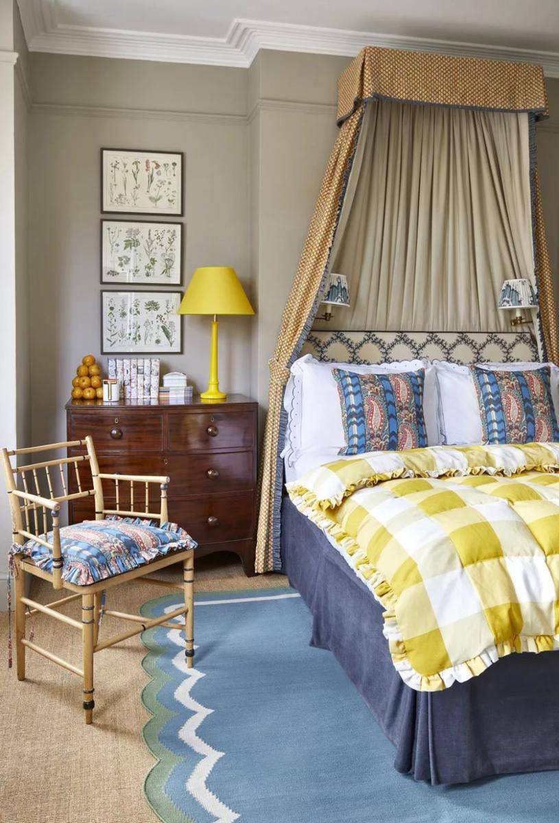 inspirasi dekorasi kamar dengan motif kotak-kotak (homesandgardens.com)