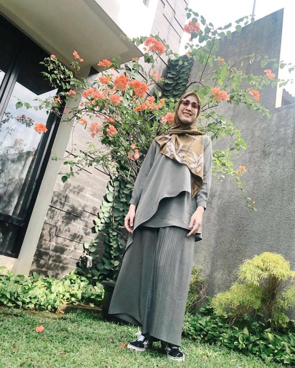 Fanny Fabriana mengenakan outfit earth tone (instagram.com/fannyfabriana)
