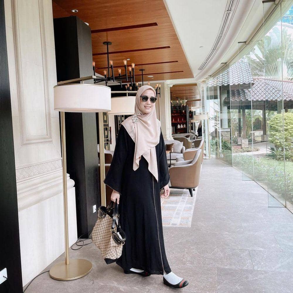 Fanny Fabriana dengan outfit earth tone (instagram.com/fannyfabriana)