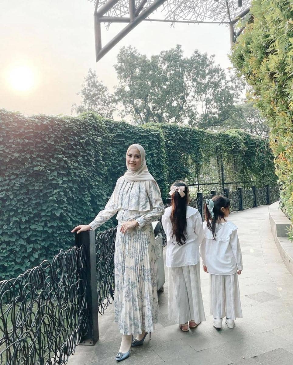 Fanny Fabriana tampil dengan outfit earth tone (instagram.com/fannyfabriana)