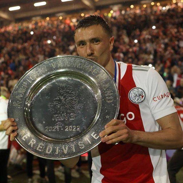 Steven Berghuis dengan trofi Eredivisie. (instagram.com/stevenberghuis)