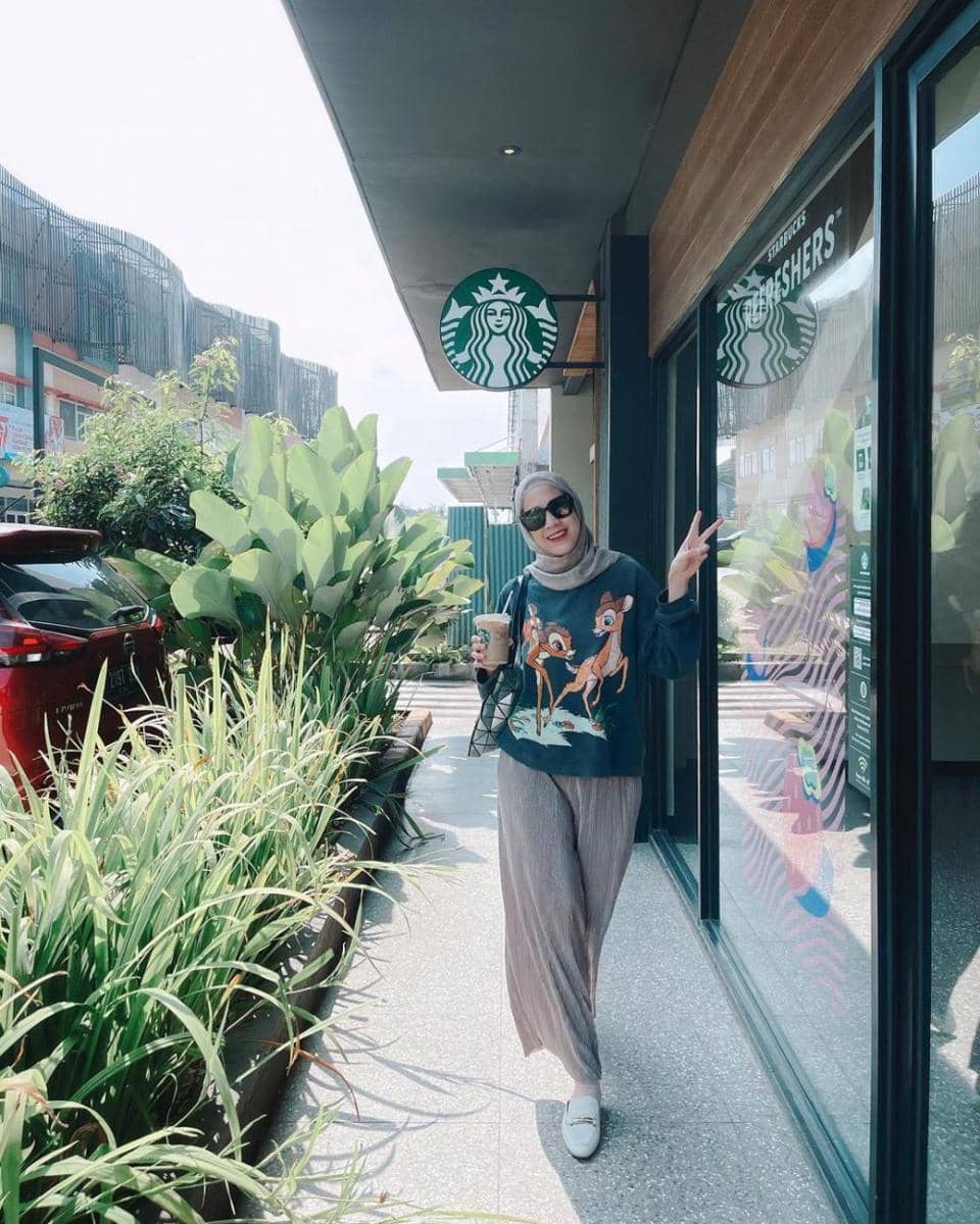 Fanny Fabriana dengan outfit earth tone (instagram.com/fannyfabriana)
