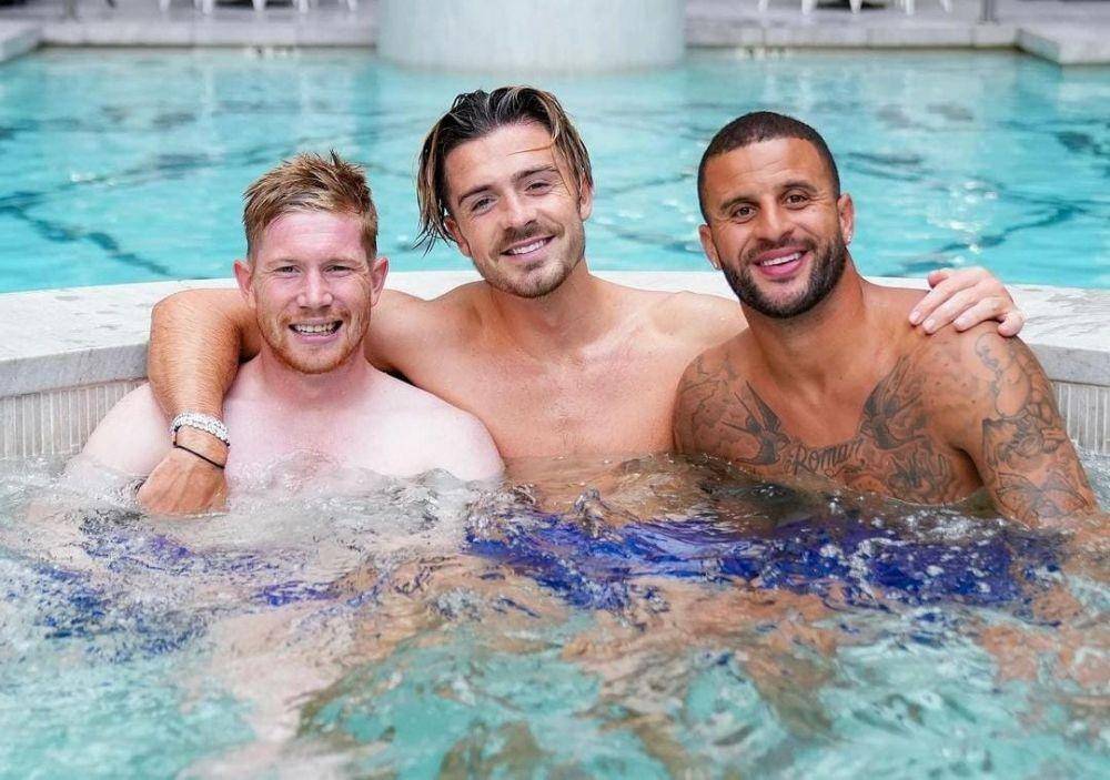 Potret saat Bintang Manchester City, Kevin De Bruyne, Jack Grealish, dan Kyle Walker di kolam renang. (Instagram/@kylewalker2).