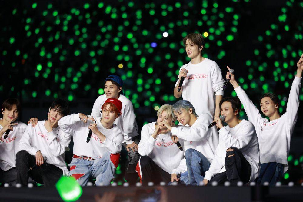 potret NCT 127 saat membawakan lagu "Promise You" (CCTO)