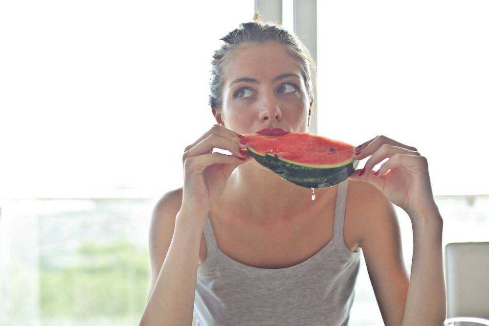 ilustrasi makan buah (pexels.com/Andrea Piacquadio)