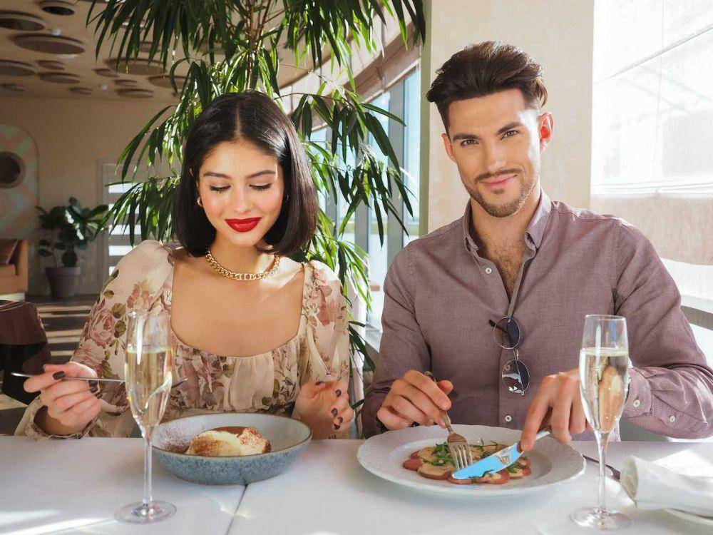ilustrasi makan bersama (pexels.com/Nadin Sh)