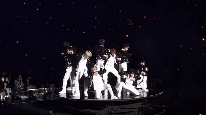 potret saat NCT 127 membawakan lagu "Tasty" (youtube.com/ 난쟁이)