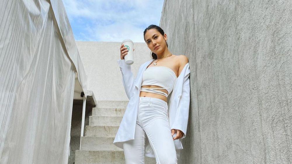 Terlihat Tinggi, 9 Tips Foto ala Pevita Pearce yang Bisa Kamu Tiru