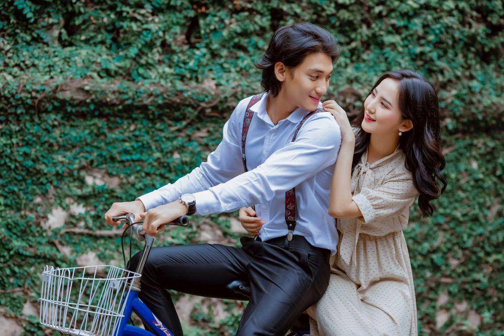 ilustrasi pasangan sedang menaiki sepeda(pexels.com/Huy Hoàng Tran)