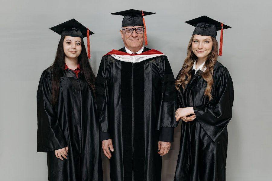 ilustrasi wisuda bersama ayah (pexels.com/Pavel Danilyuk)