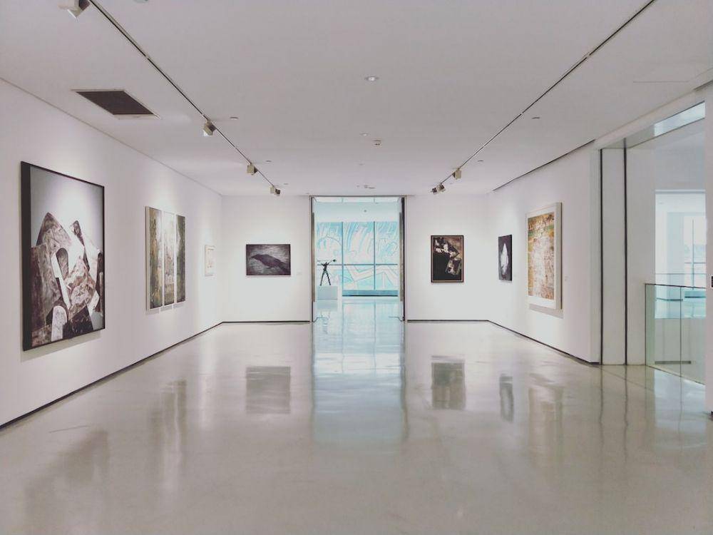 Galeri lukisan. (Unsplash.com/Dannie Jing)