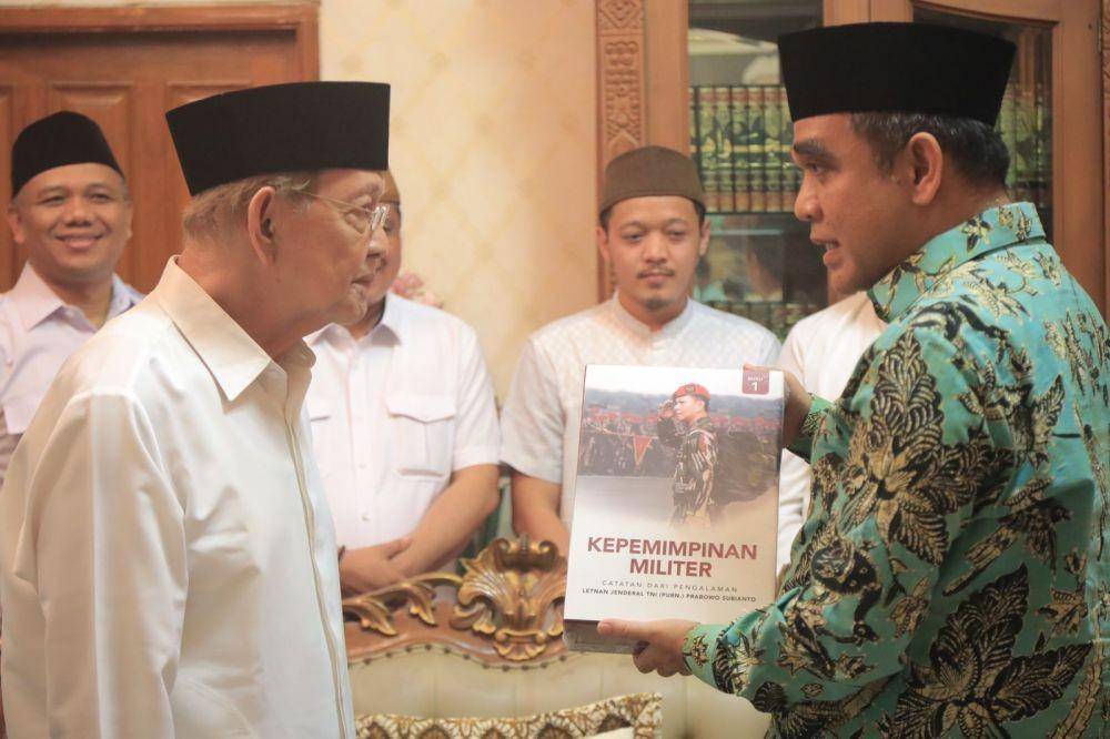 Sekjen Partai Gerindra Ahmad Muzani mengunjungi pimpinan pondok pesantren Cipasung KH Abun Bunyamin Ruhiat di Tasikmalaya, Jawa Barat, pada Sabtu (22/10/2022). (Dok/Gerindra)