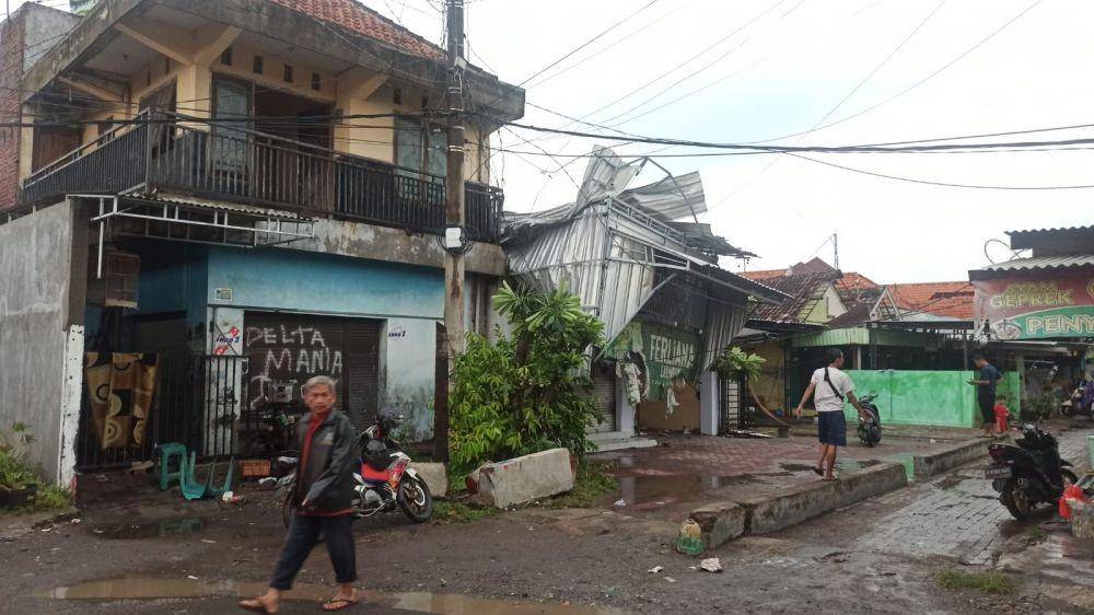 Dampak angin puting beliung di RT 13 Desa Entalsewu, Buduran, Sidoarjo. Dok. Istimewa.