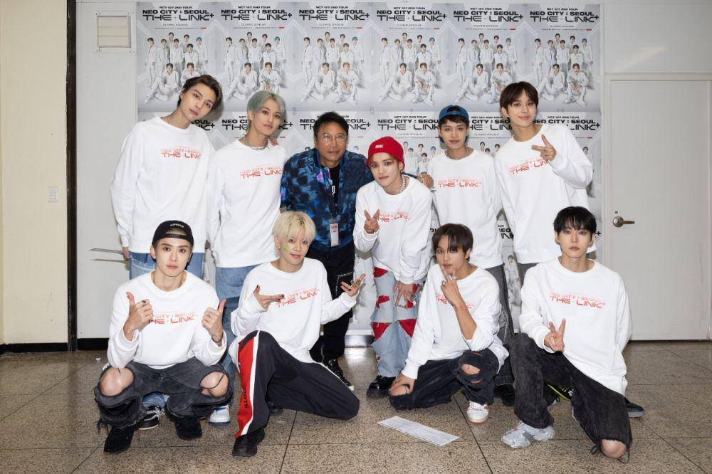 potret NCT 127 bersama Lee Soo Man (twitter.com/NCTsmtown_127)
