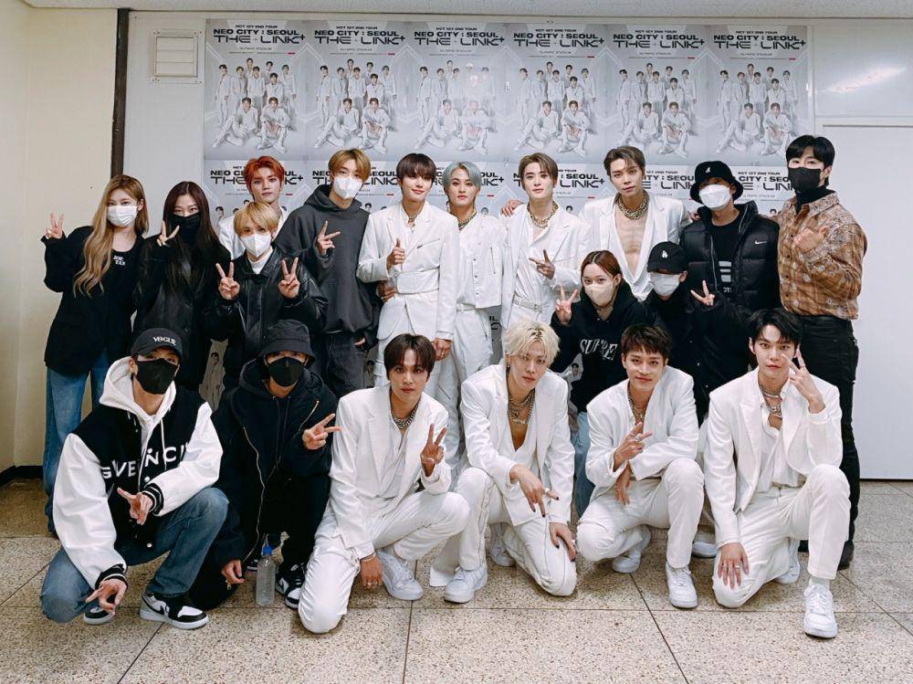 potret NCT 127 bersama SM Artist (twitter.com/NCTsmtown_127)