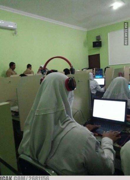 kelakuan siswa di laboratorium (1cak.com)