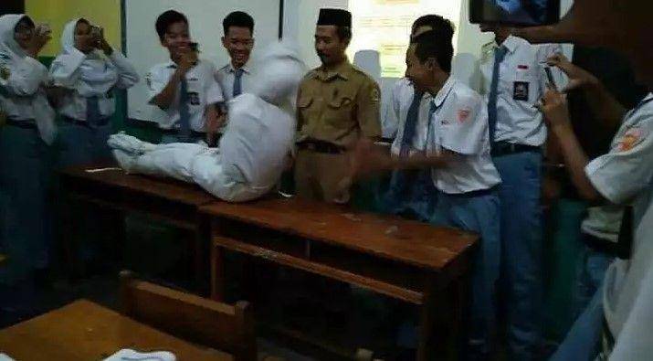 kelakuan siswa di laboratorium (twitter.com/txtdaripelajar)