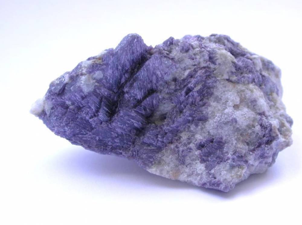 ilustrasi dumortierite (commons.wikimedia.org/ Leon Hupperichs)