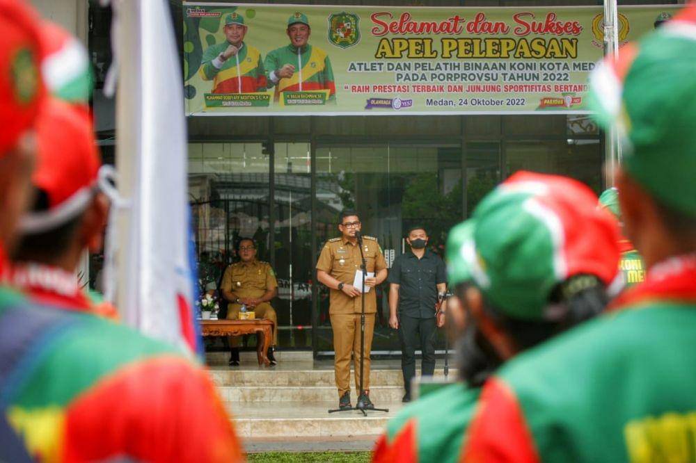 Wali Kota Medan, Bobby Nasution melepas atlet menuju Porprovsu (Dok. Tim Media Wakil Wali Kota Medan)
