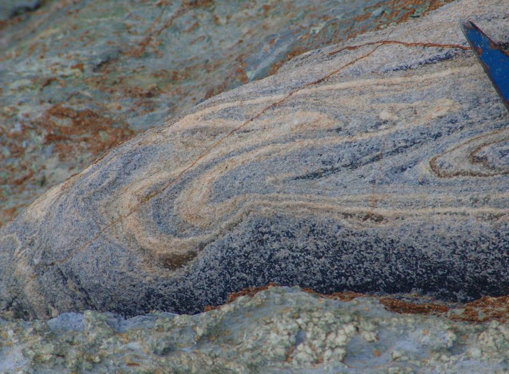ilustrasi Glaucophane (commons.wikimedia.org/Graeme Churchard )
