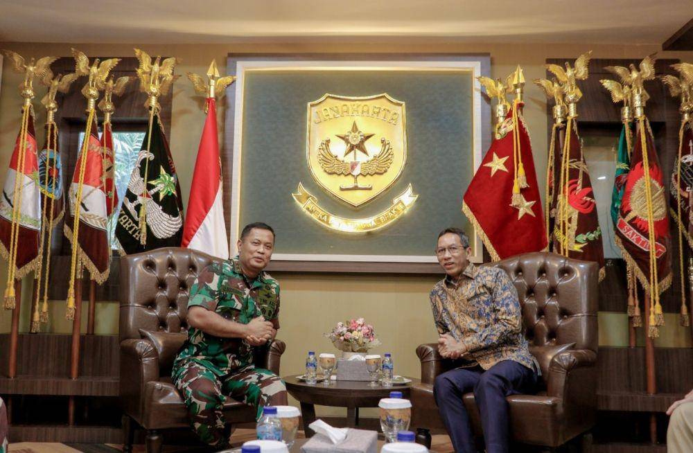 Pj Gubernur DKI Jakarta, Heru Budi Hartono saat bertemu Pangdam Jaya, Mayjen (TNI) Untung Budiharto, di Markas Kodam Jaya, Kramat Jati, Jakarta Timur, Senin (24/10/2022). (Dok. Humas Pemprov DKI Jakarta)