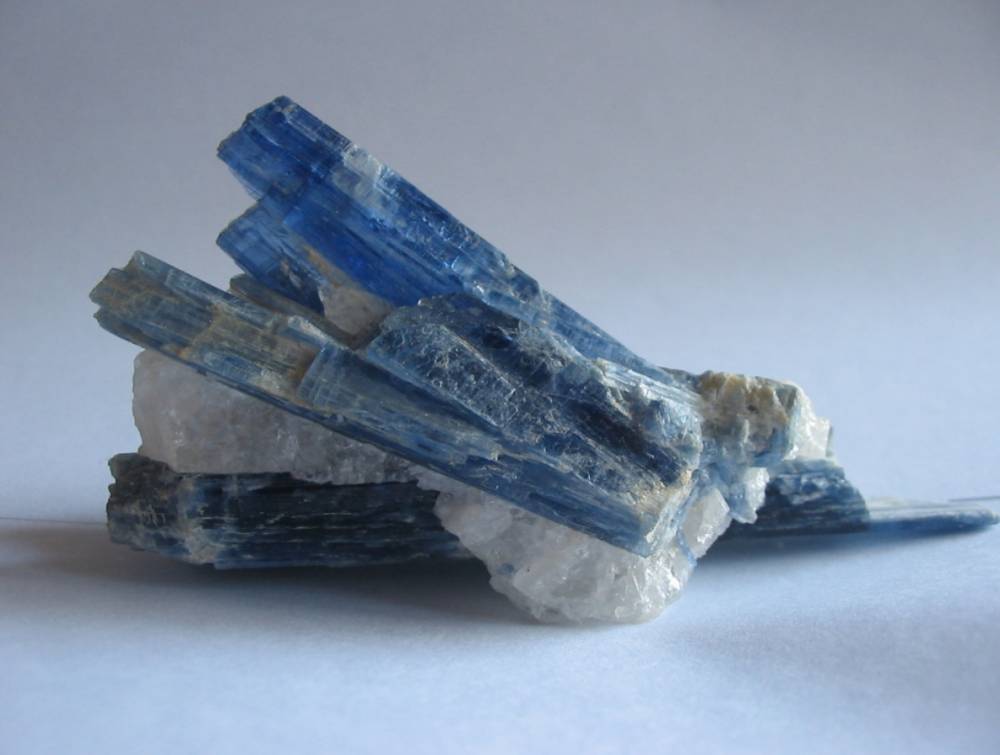 ilustrasi Kyanite (commons.wikimedia.org/Aelwyn)