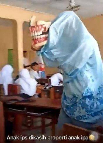 kelakuan siswa di laboratorium (twitter.com/txtdaripelajar)
