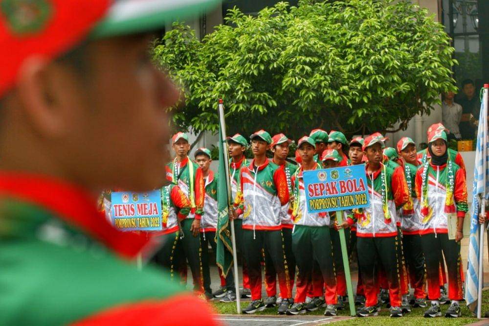 Wali Kota Medan, Bobby Nasution melepas atlet menuju Porprovsu (Dok. Tim Media Wakil Wali Kota Medan)