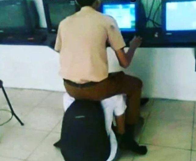 kelakuan siswa di laboratorium (instagram.com/madmeme.vol2)