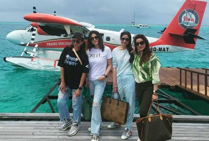 9 Potret Maheep Kapoor dan Geng Sosialitanya Liburan di Maldives