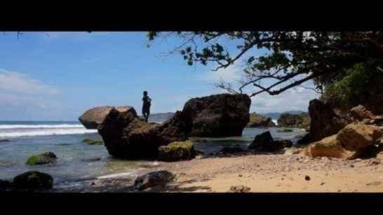 Pengunjung menikmati suasana Pantai (Youtube/Dio Jefrii)
