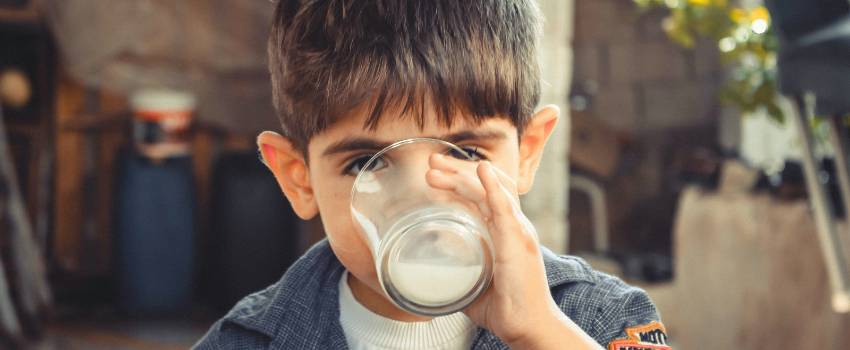 ilustrasi minum susu(pexels.com/samerdaboul)