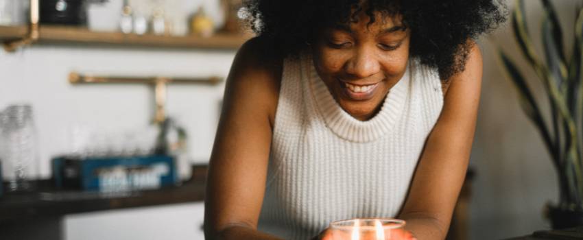 ilustrasi mencium aroma terapi(pexels.com/annashvets)