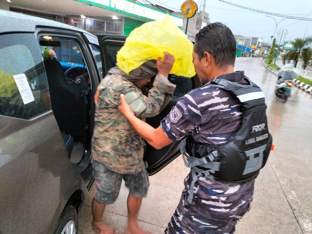 Korban saat diturunkan dari mobil dan di bawa ke rumah sakit untuk mendapat pertolongan (dok. Istimewa)