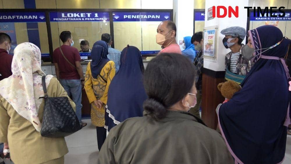 Antrian masyarakat wajib pajak di salah satu loket di Samsat Makassar. Dahrul Amri/IDN Times