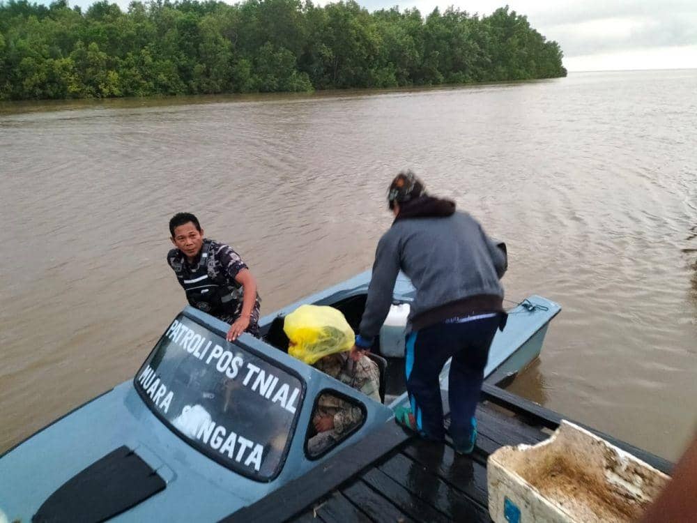 Anggota lanal saat menjemput korban dari lokasi kejadian (dok. Istimewa)