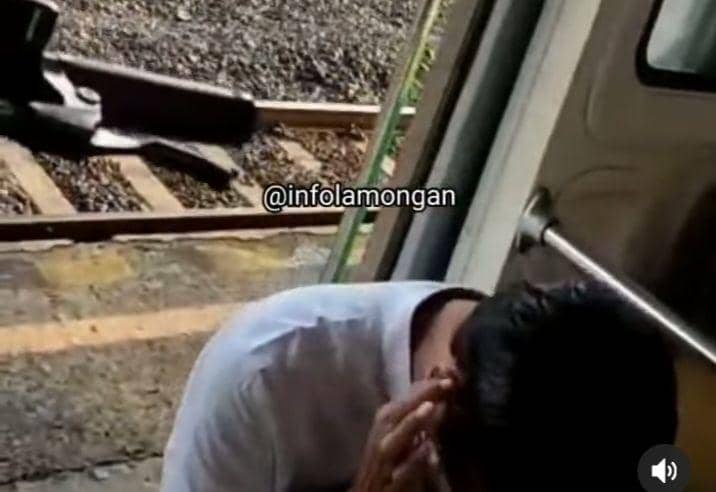 Tangkapan layar video joki tas dalam kereta. Instagram @infolamongan