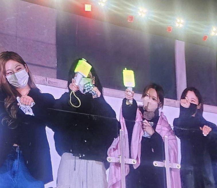 potret artis di konser NCT 127 (twitter.com/onlyfordoie)