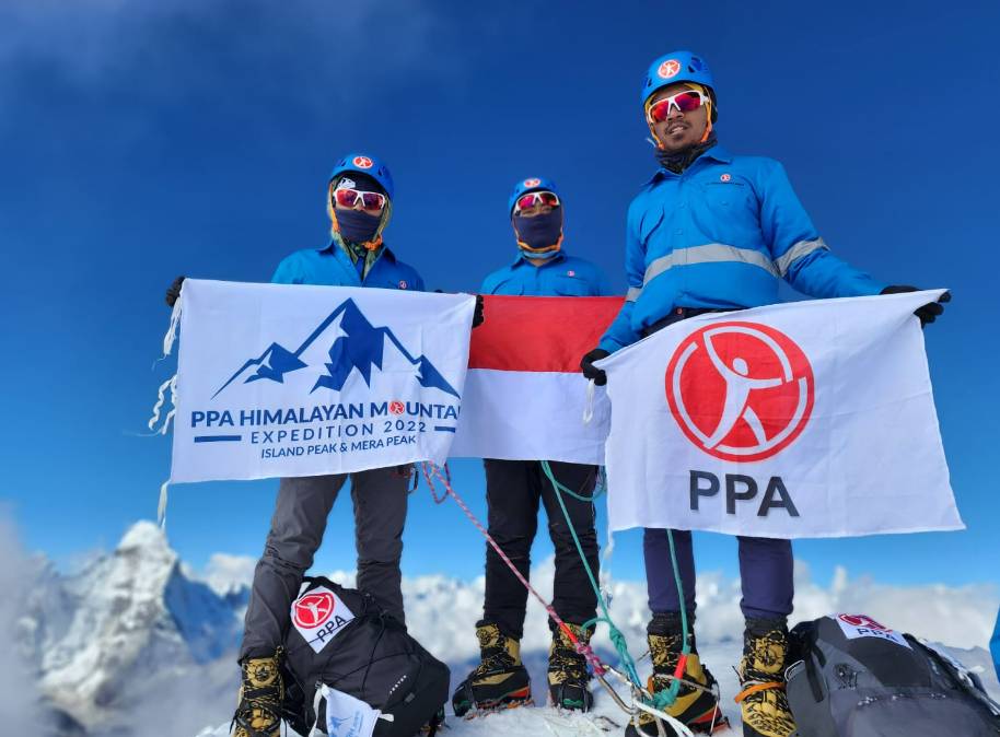 Tim pendakian PPA di puncak Mera dan Island (Dok. IDN Times/Istimewa)