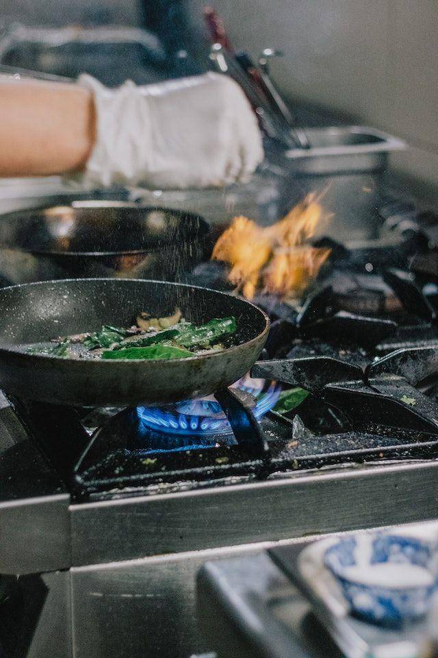 ilustrasi memasak balado teri kacang (pexels.com/Ata Ebem)