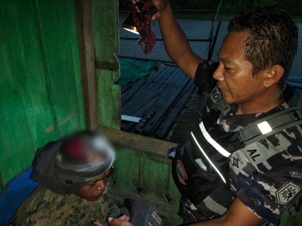 Anggota Lanal saat menjemput korban yang kepalanya disambar buaya Muara Sangatta (dok. Istimewa)