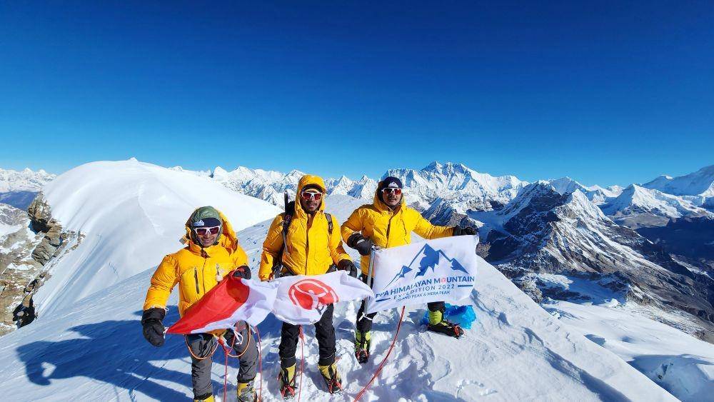 Tim pendaki PPA di puncak Mera dan Island (Dok. IDN Times/Istimewa)