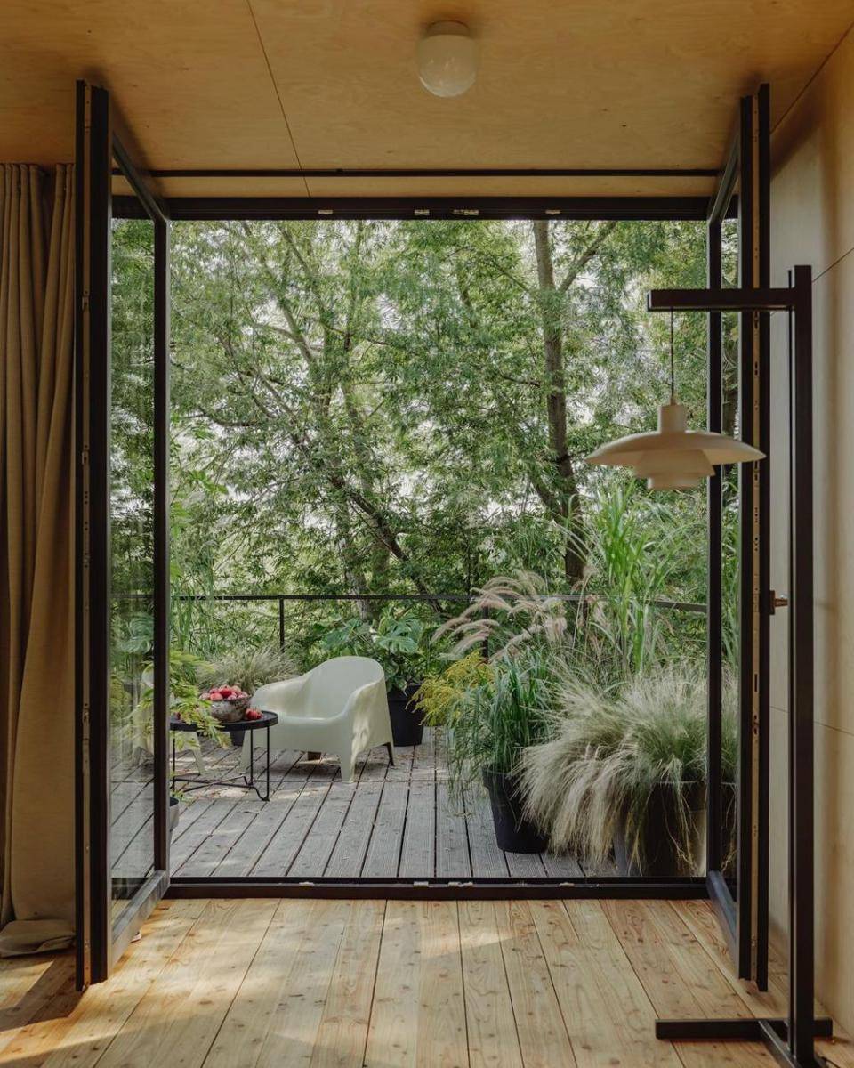 teras dek kayu (instagram.com/wiercinski_studio)