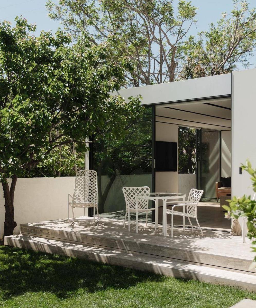 teras minimalis serba putih di sebuah rumah di Los Angeles, Amerika Serikat (instagram.com/coverbuild)